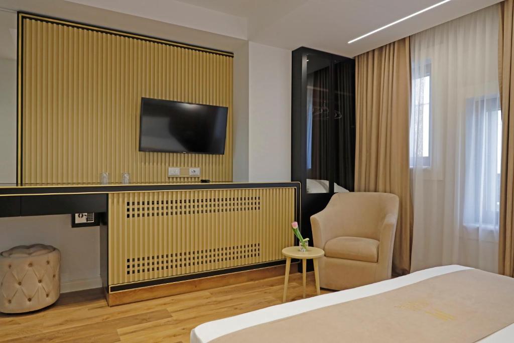 TV a/nebo společenská místnost v ubytování Mark Hotel Tirana