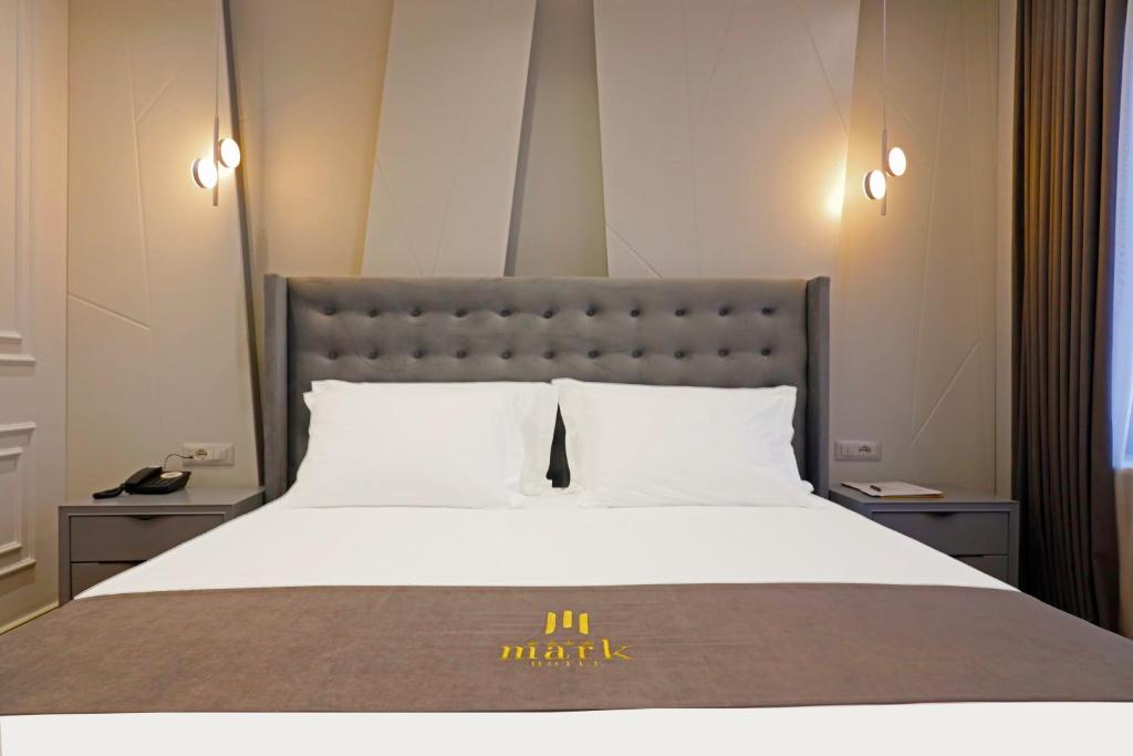Postel nebo postele na pokoji v ubytování Mark Hotel Tirana