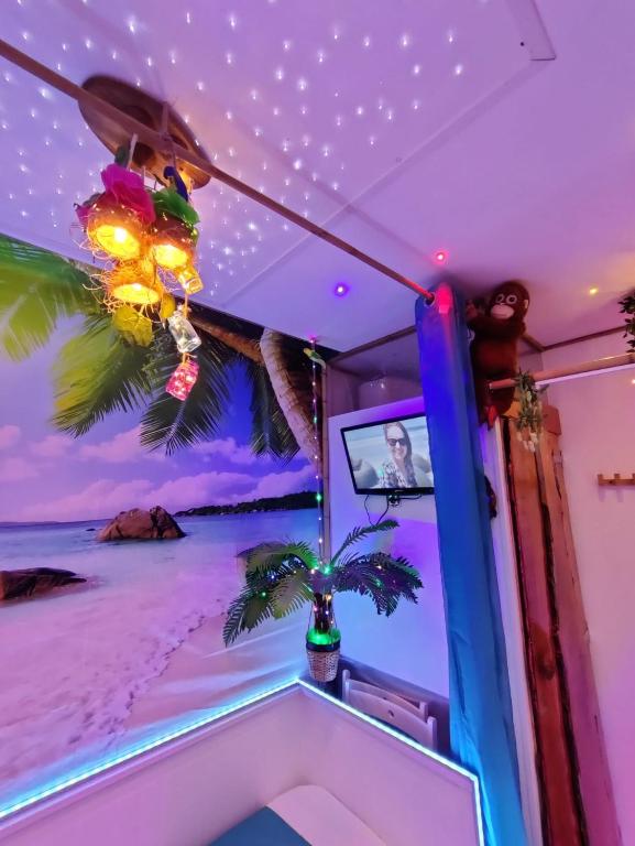 TV a/nebo společenská místnost v ubytování Wonder Room Paraiso Magico Habitacion a 2 min de la playa