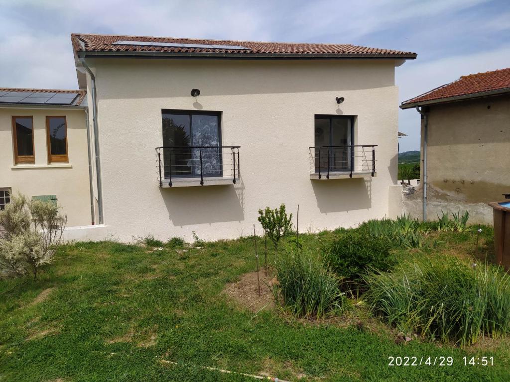 Casa blanca con 2 balcones y patio en La Ferme des Cerisiers, en Reventin-Vaugris