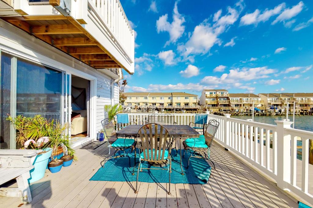 een patio met een tafel en stoelen op een balkon bij Bayside Beauty in Ocean City