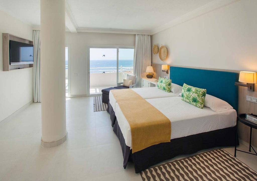 Postel nebo postele na pokoji v ubytování Corallium Dunamar by Lopesan Hotels - Adults Only