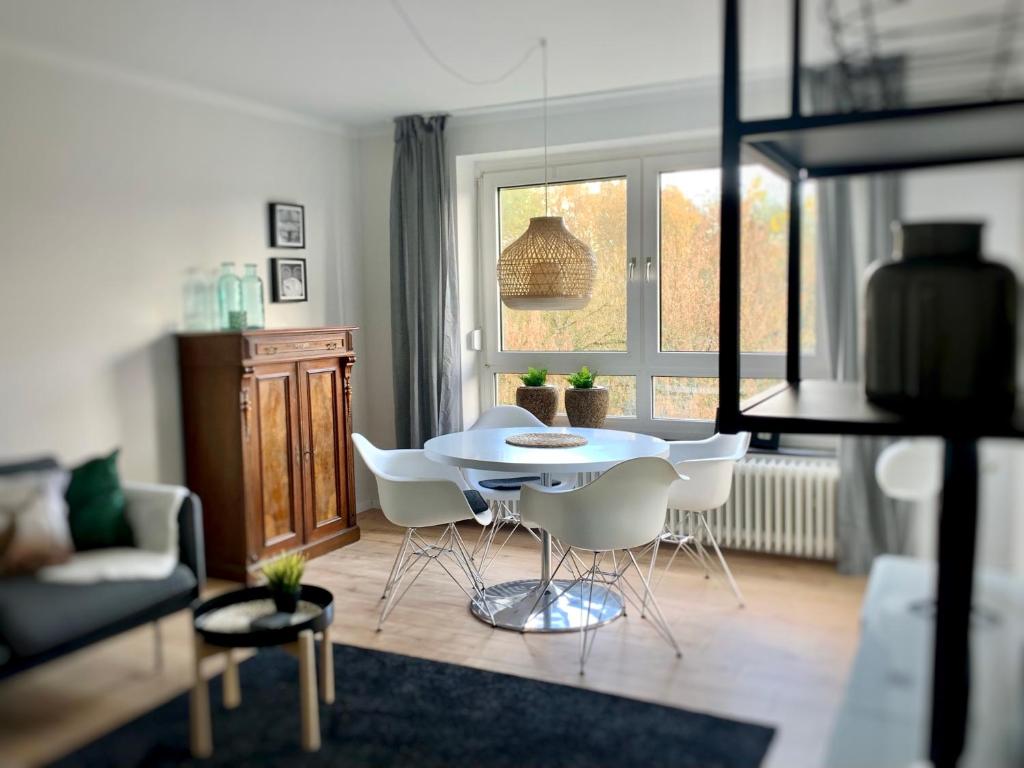 sala de estar con mesa y sillas blancas en Angie´s Home en Saarlouis
