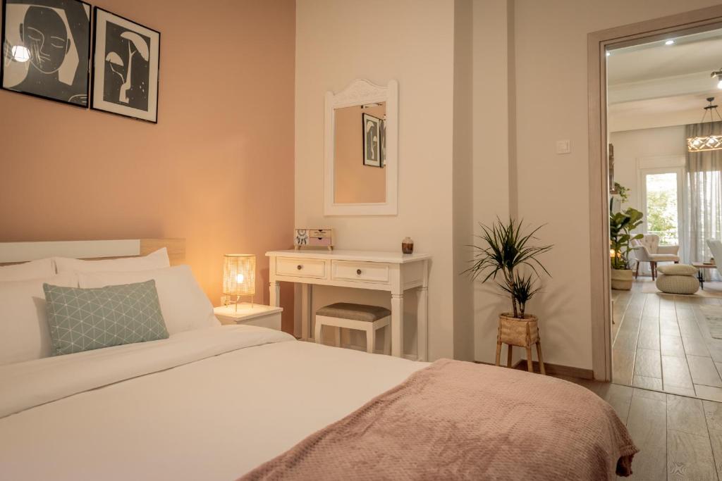 Posteľ alebo postele v izbe v ubytovaní Aphrodite's Apartment on Agia Sofia Midas Home