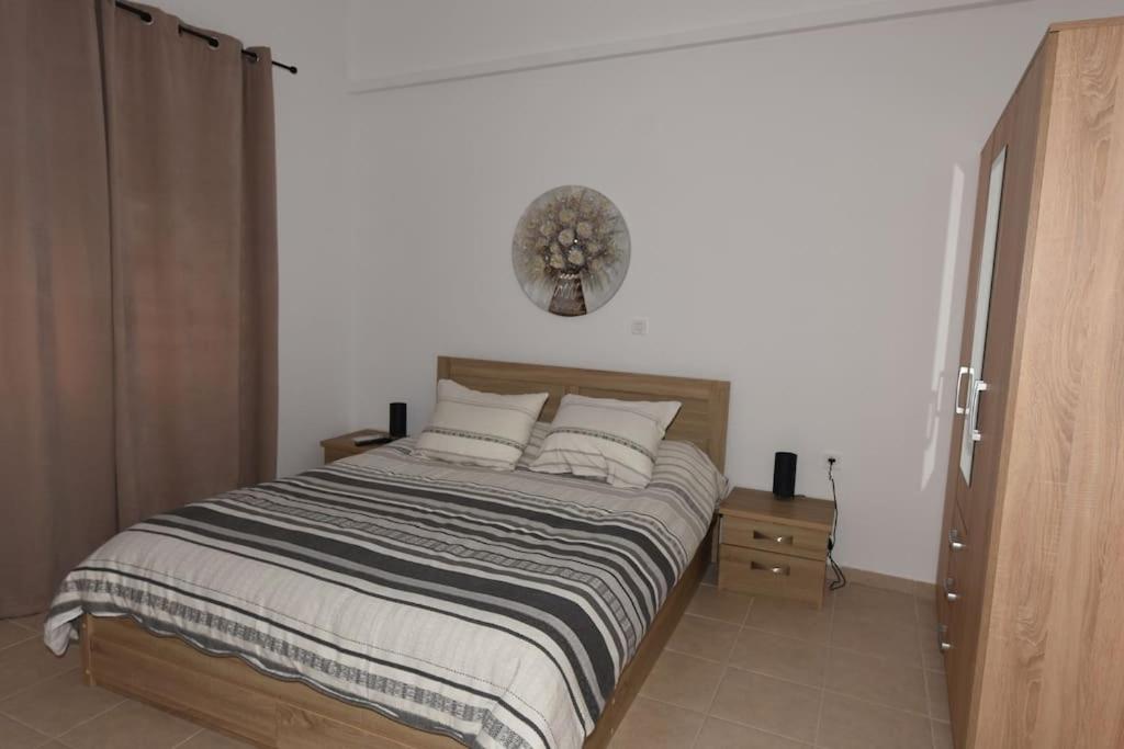 1 dormitorio con 1 cama grande y 2 almohadas en Ηermes Apartment - 3 en Nafplio