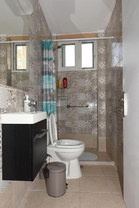 łazienka z toaletą i prysznicem w obiekcie Ηermes Apartment - 3 w Nauplionie