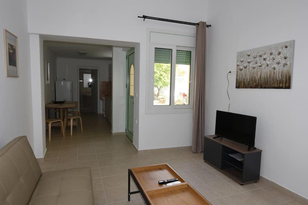 Telewizja i/lub zestaw kina domowego w obiekcie Ηermes Apartment - 3