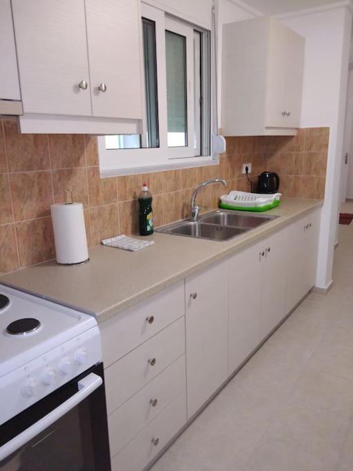 Kuchnia lub aneks kuchenny w obiekcie Ηermes Apartment - 3