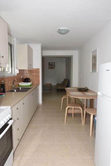 Kuchnia lub aneks kuchenny w obiekcie Ηermes Apartment - 3
