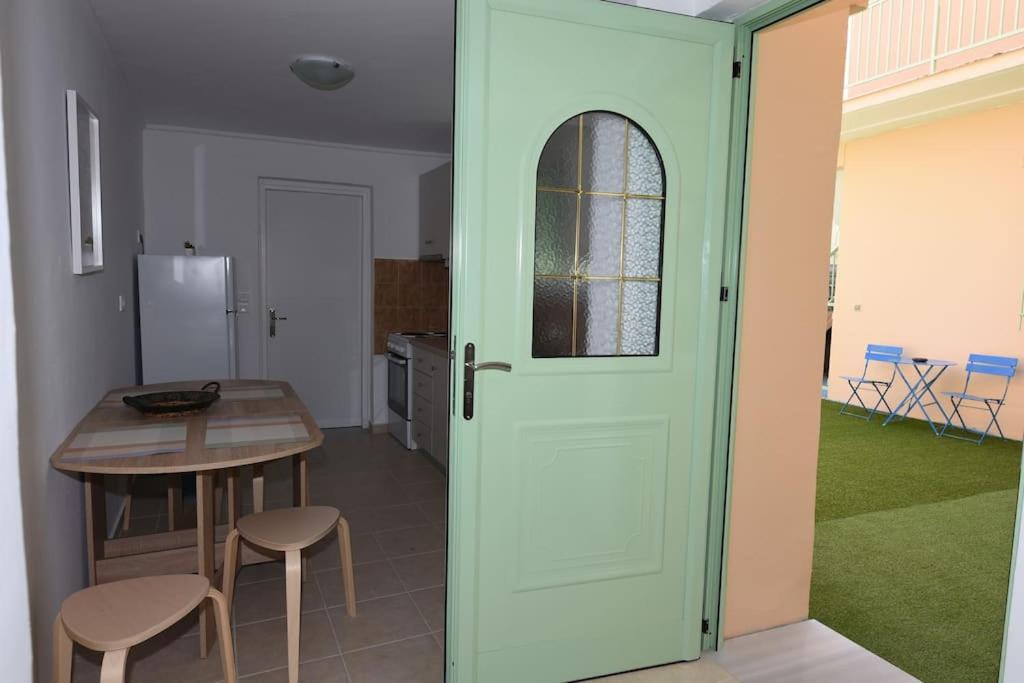 Kuchnia lub aneks kuchenny w obiekcie Ηermes Apartment - 3