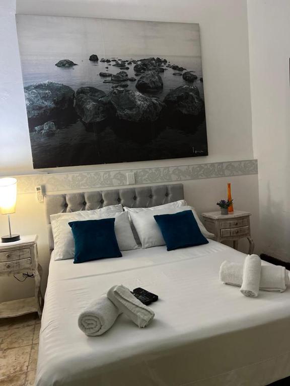 Postel nebo postele na pokoji v ubytování Casa Blanca San Antonio Hostal Boutique