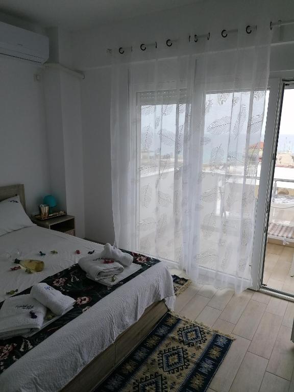 Ein Bett oder Betten in einem Zimmer der Unterkunft Crystal Blue Apartments