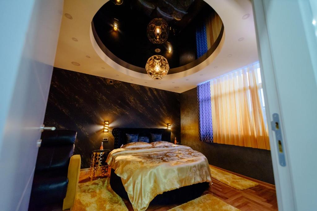 een slaapkamer met een bed en een rond plafond bij ELENA LUX 2 in Užice
