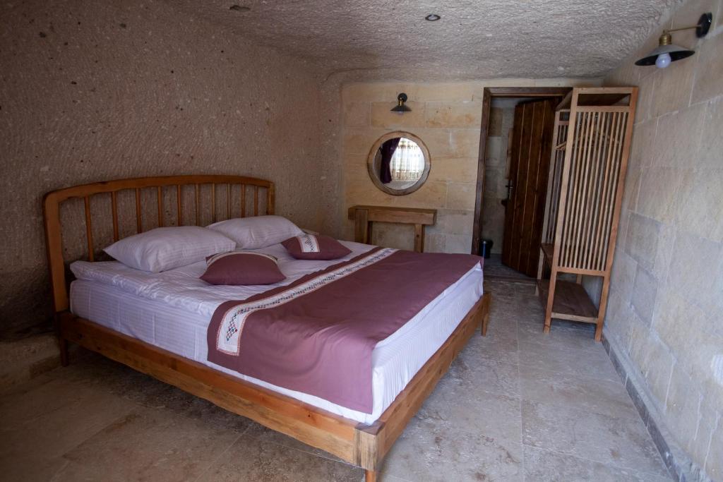 Postel nebo postele na pokoji v ubytování Narcissos Cave