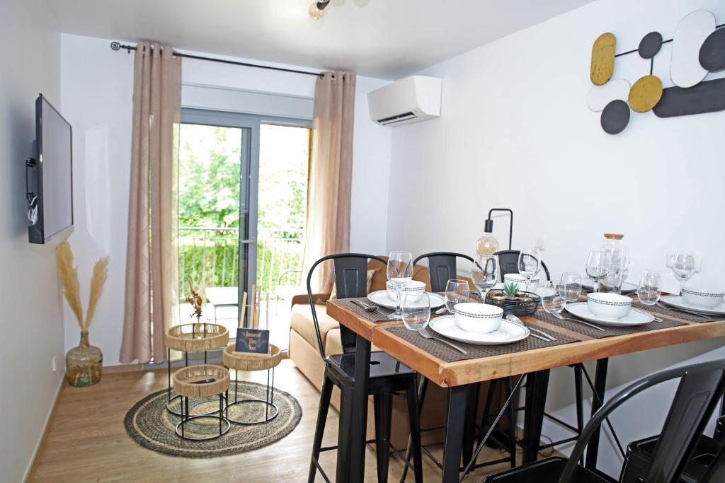 uma sala de jantar com uma mesa de madeira e cadeiras em #Sweet Dreams By Nogar'Homes - WiFi-Netflix-Climatisation em Nogaro