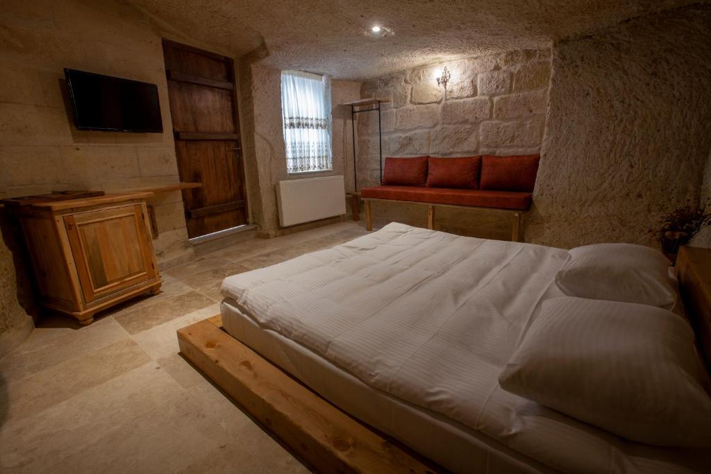 Postel nebo postele na pokoji v ubytování Narcissos Cave