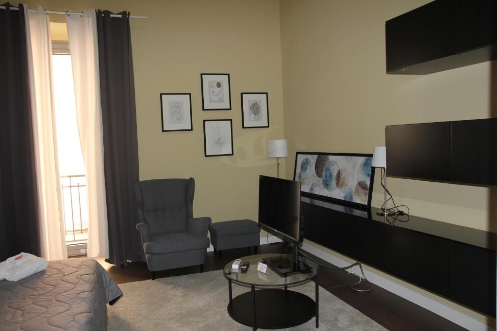 Holiday In Home Suite Archimede tesisinde bir televizyon ve/veya eğlence merkezi