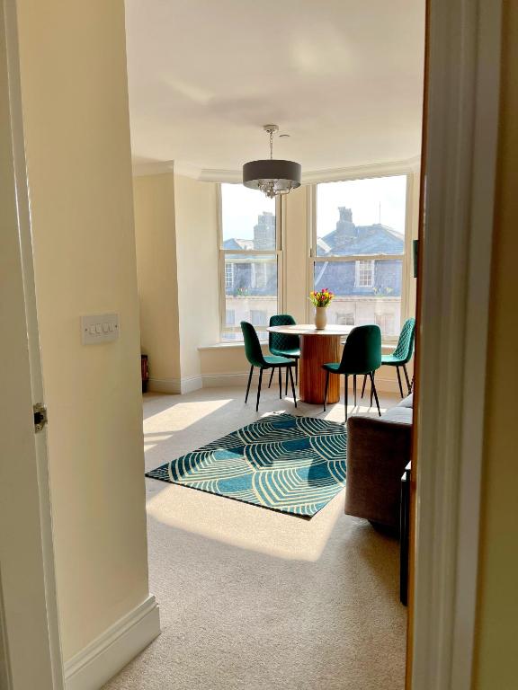 Beautiful chic apartment, lift, views & parking 6