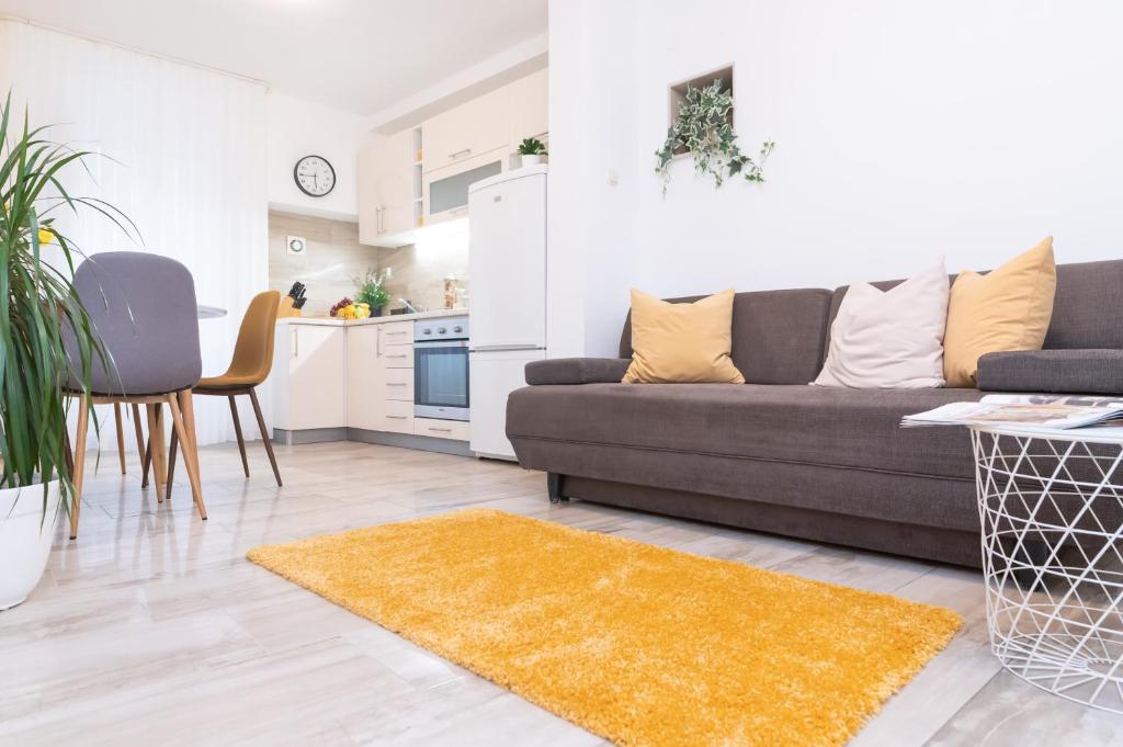 sala de estar con sofá y cocina en "Skalinada" Apartments in the Heart of Split, en Split