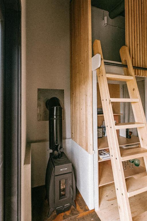 Palanda nebo palandy na pokoji v ubytování Pazust Latgalē Country Houses