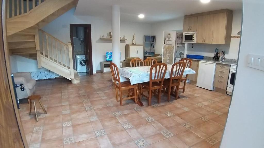 een keuken en eetkamer met een tafel en stoelen bij Casa rural sofia in Selaya