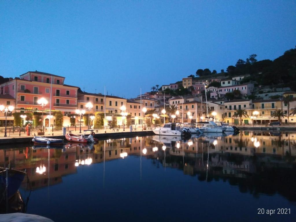 een stad met boten in een haven 's nachts bij Casa di Pietro in Porto Azzurro