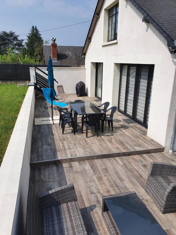 un patio con mesa y sillas en una terraza en Joli appartement avec vue sur la Loire, en Amboise