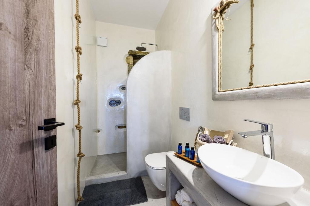 Kúpeľňa v ubytovaní seaside Villa Glyfa Paros