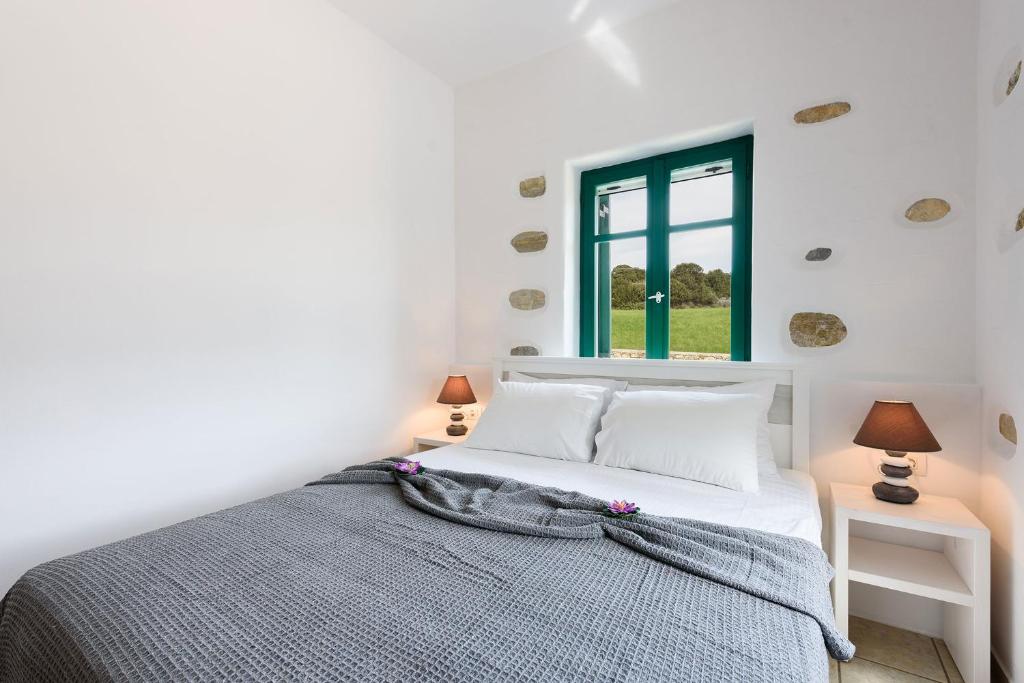 Posteľ alebo postele v izbe v ubytovaní seaside Villa Glyfa Paros