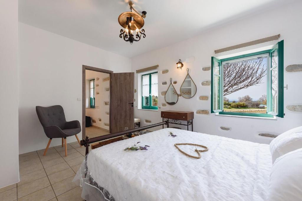 Posteľ alebo postele v izbe v ubytovaní seaside Villa Glyfa Paros