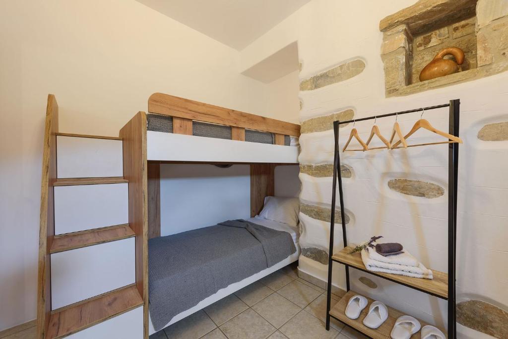 Posteľ alebo postele v izbe v ubytovaní seaside Villa Glyfa Paros