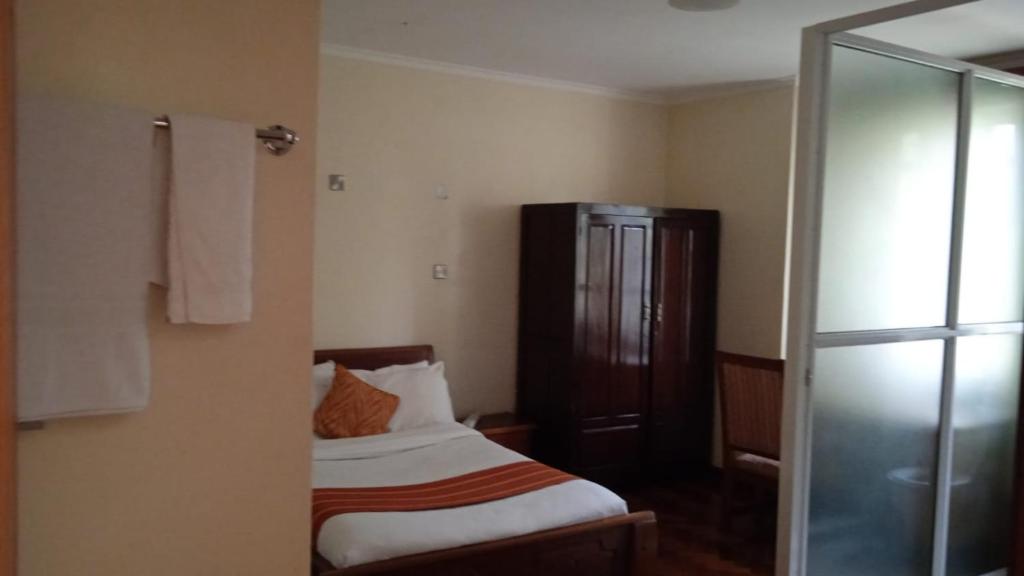 Postel nebo postele na pokoji v ubytování dreamplace Gigiri