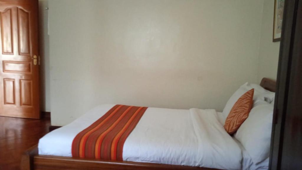 Postel nebo postele na pokoji v ubytování dreamplace Gigiri