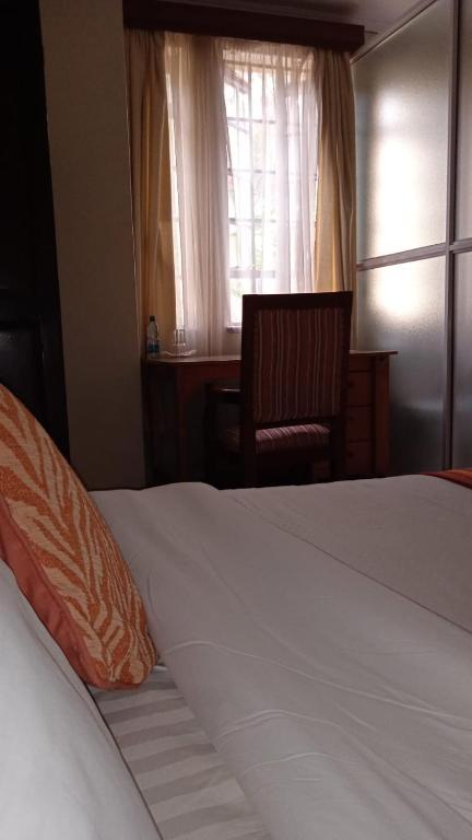Postel nebo postele na pokoji v ubytování dreamplace Gigiri