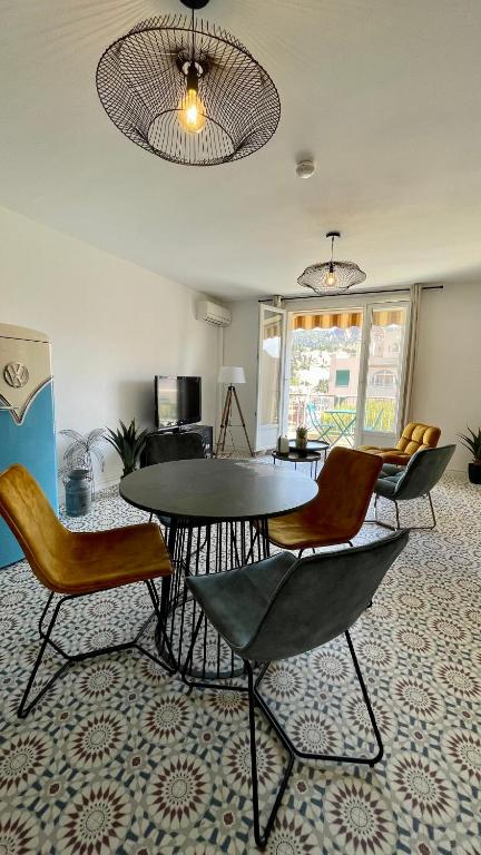 une salle à manger avec une table et des chaises dans l'établissement LA RADE - Centre Ville - Balcon - Clim - Neuf, à Cassis