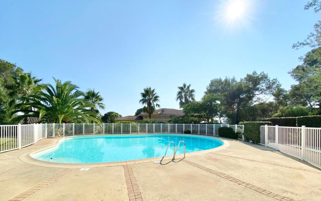 una piscina con una valla blanca alrededor en RUBY 2 chambres Terrasse Piscine en Boulouris-sur-Mer