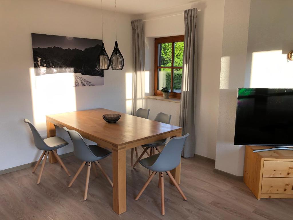 comedor con mesa de madera y sillas en Ferienwohnung Hörnerblick, en Sonthofen