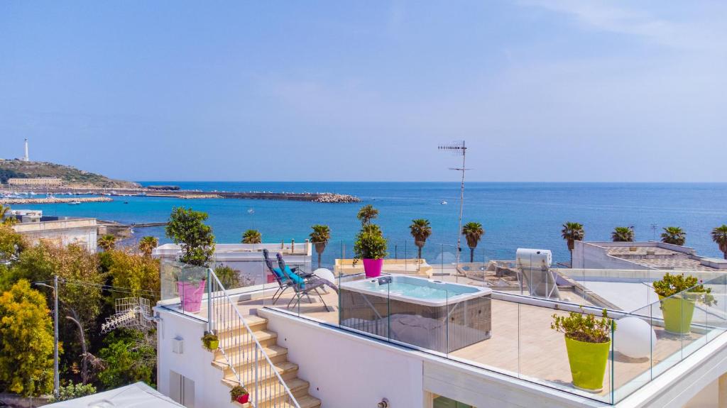 Cet appartement dispose d'un balcon avec vue sur l'océan. dans l'établissement Le Pativite Luxury Apartments by HDSalento, à Leuca