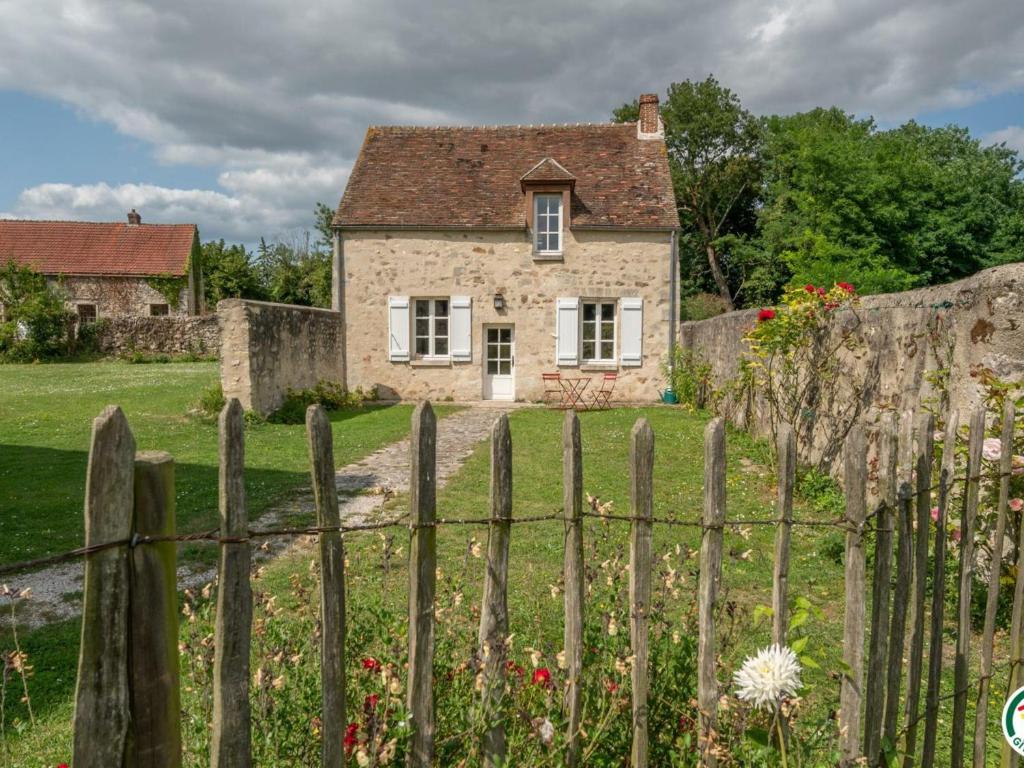 an old stone house with a fence in front of it at Gîte Montépilloy, 3 pièces, 4 personnes - FR-1-526-30 in Montépilloy