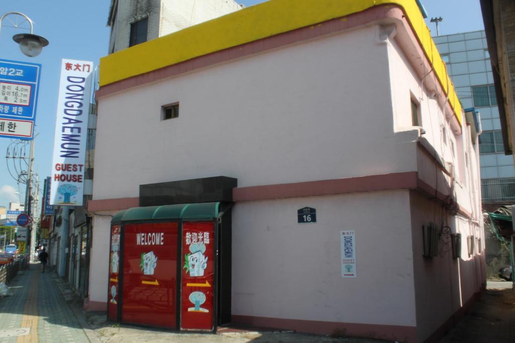 a building with two vending machines on a street at Dongdaemun Guesthouse in Seoul