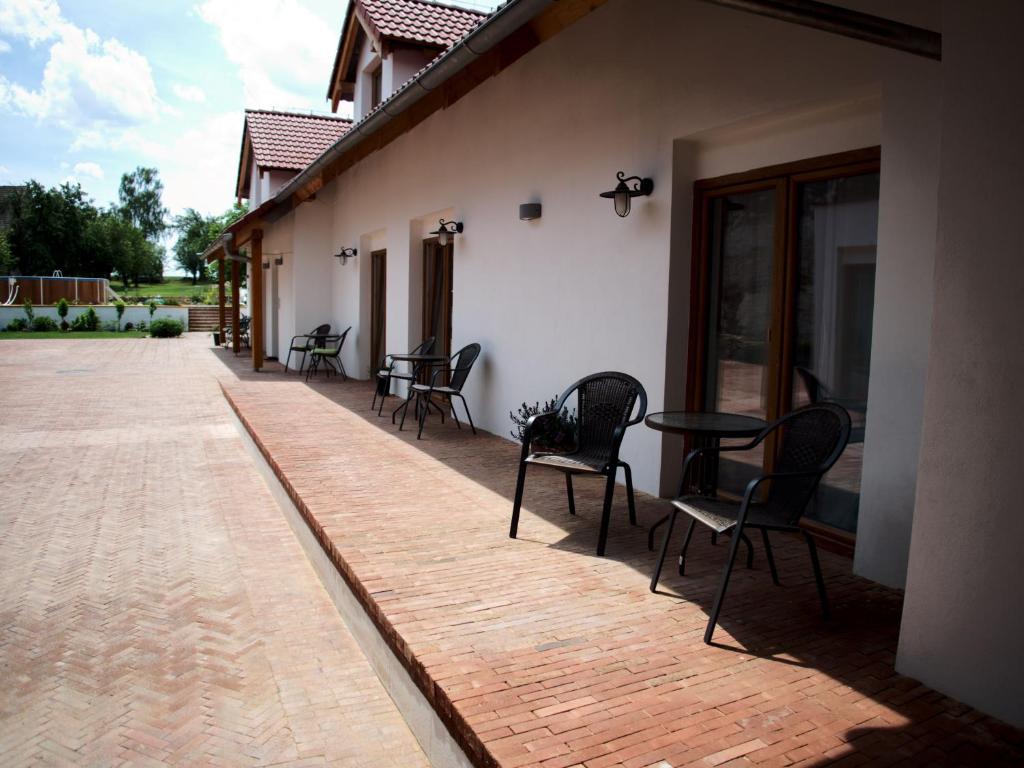 Balkón nebo terasa v ubytování Apartmány Lhota