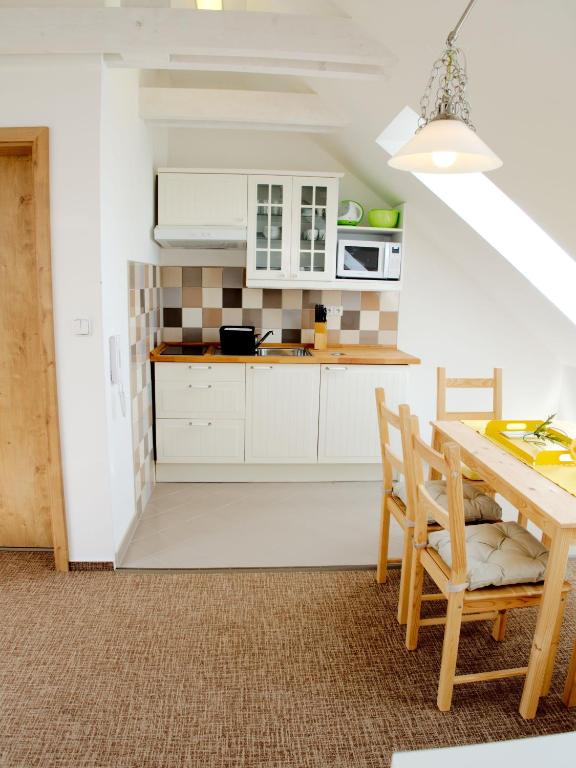 Kuchyň nebo kuchyňský kout v ubytování Apartmány Lhota