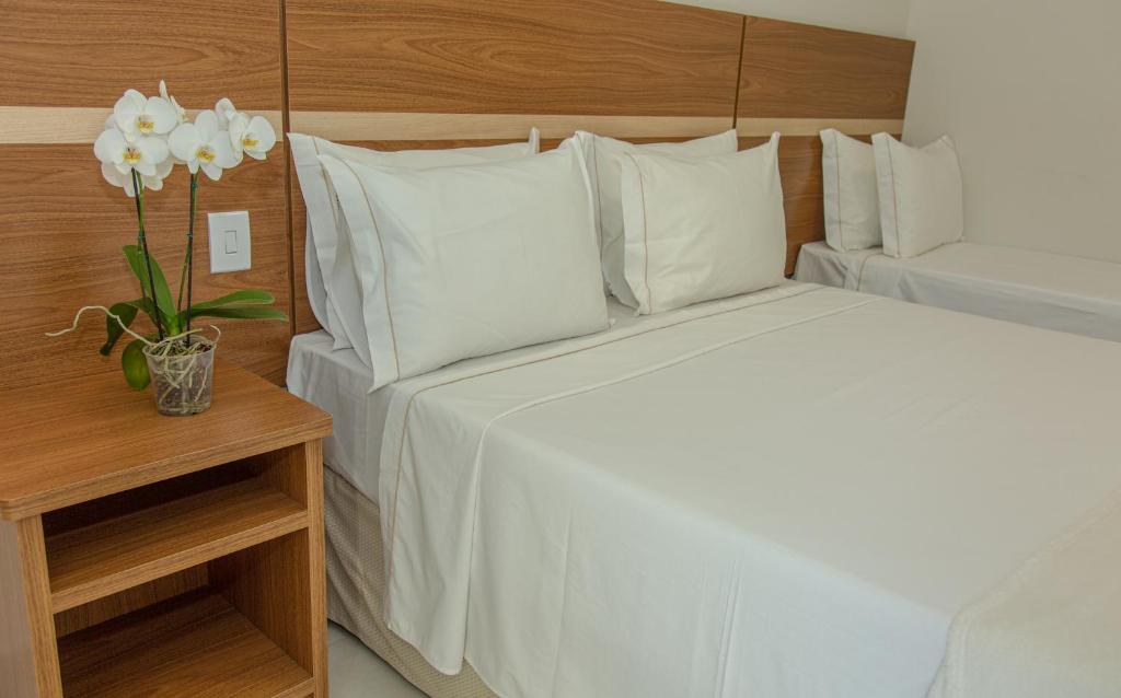 Postel nebo postele na pokoji v ubytování Orquídeas Praia Hotel