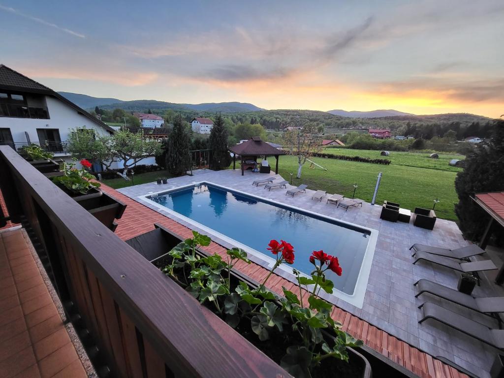 - un balcon avec vue sur la piscine dans l'établissement House Tina, à Grabovac