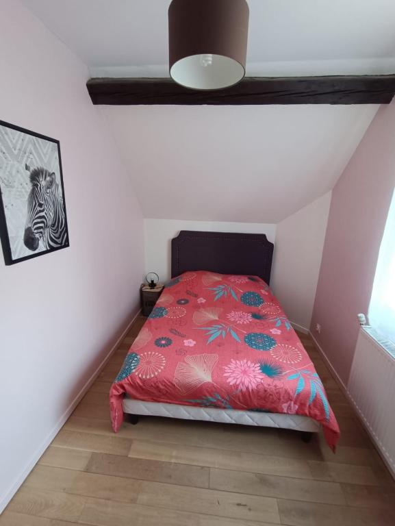 Tempat tidur dalam kamar di Maison chaleureuse avec netflix et ps5