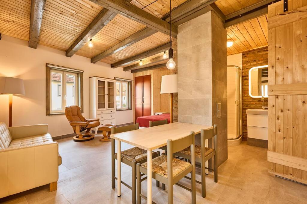 eine Küche und ein Wohnzimmer mit einem Tisch und Stühlen in der Unterkunft Rote Wohnung - Goldenes-Häusle in Sulzbach an der Murr