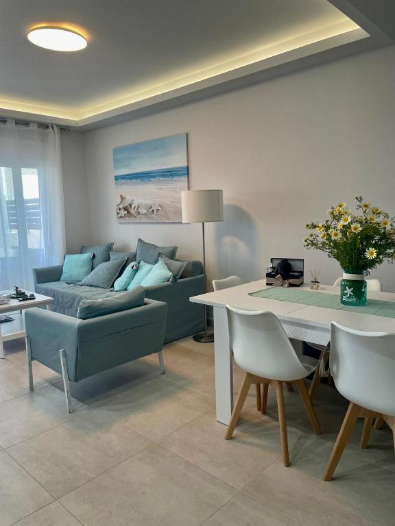A seating area at Fantasea Beachfront Villa