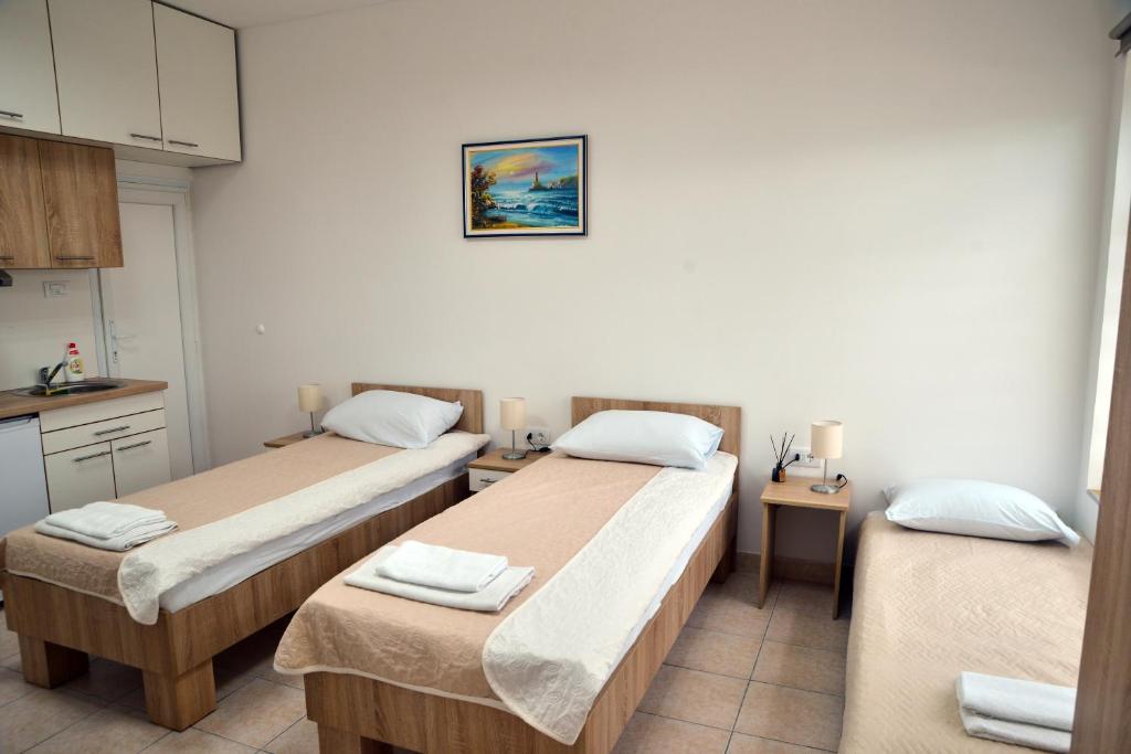 a room with two beds and a kitchen at Apartman Dunav in Kladovo