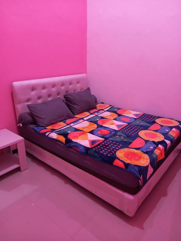 Tempat tidur dalam kamar di ARDMORE A10 HOMESTAY MALANG