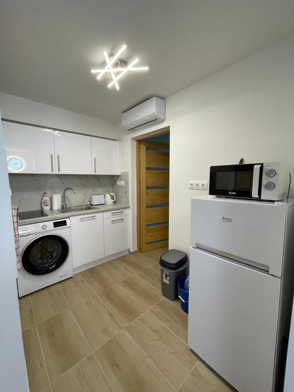 Kuchnia lub aneks kuchenny w obiekcie Fesztivál Balaton parti Apartman
